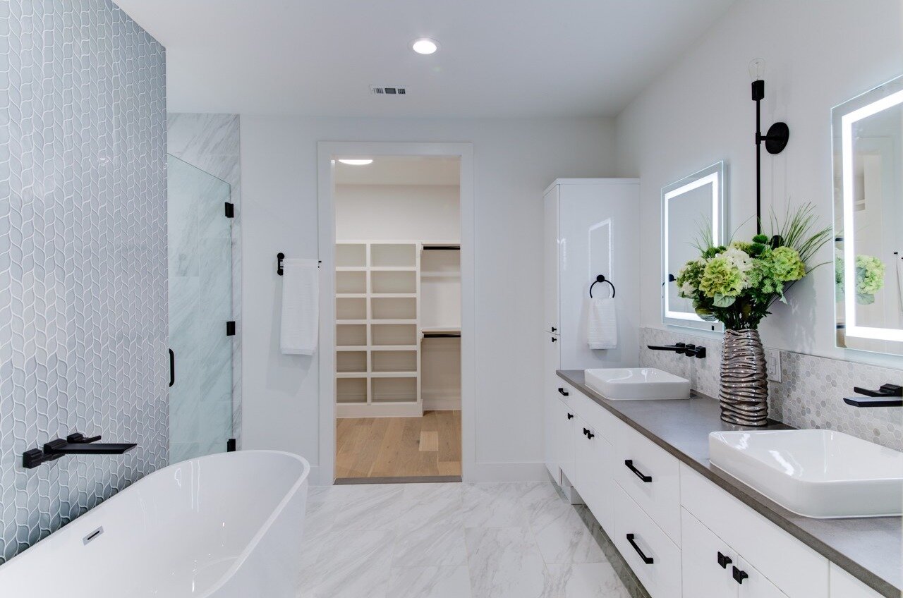 Luxurious detailed master bathroom