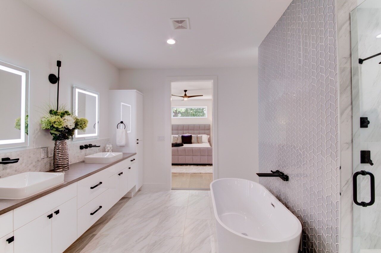 Stunning tile wall behind the bathtub