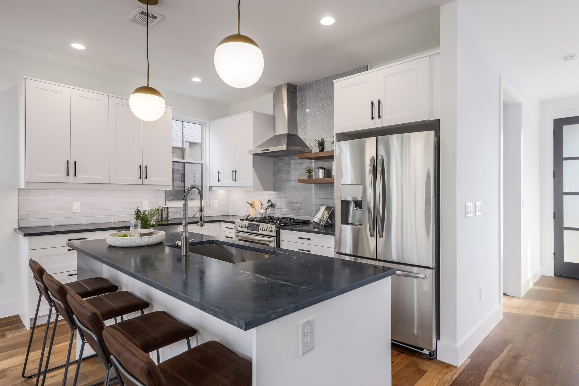 Kitchen with large island