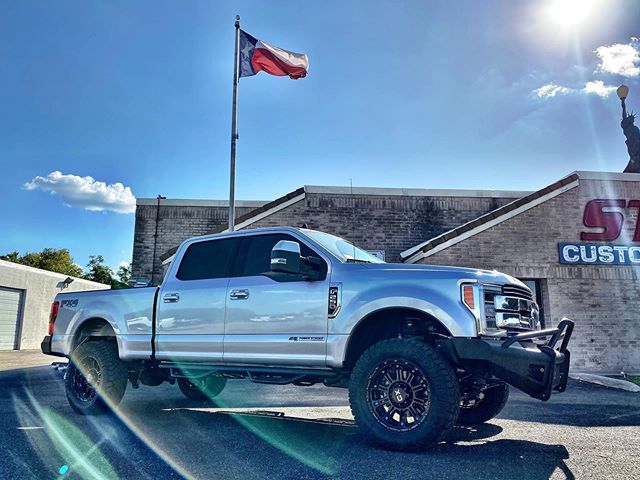 New F250... Readylift SST... 35” Ridge Grapplers on 20” XD Hoss Wheels ... NFab Podium steps and Fab Fours Bumpers...