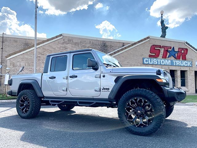 Jeep Gladiator... 3” Fabtech lift... 20” Fuel Assault wheels on 35” Ridge Grappler tires... NFab steps ....