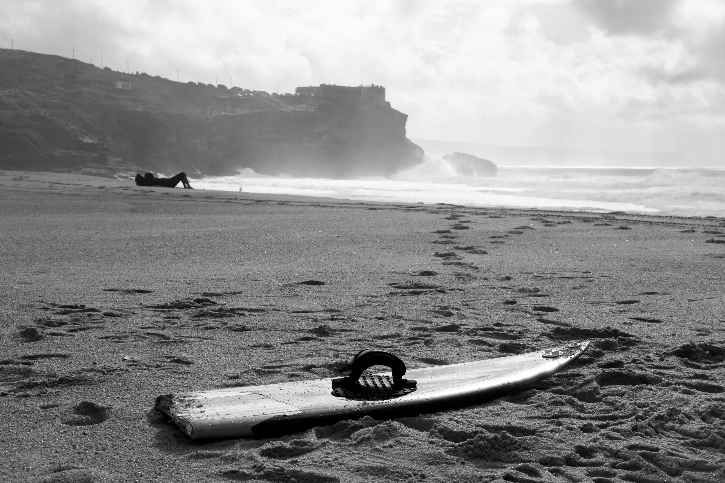  Sebastian Steudtner’s broken board - Gigantes de Nazare big wave surfing challenge 2020. 