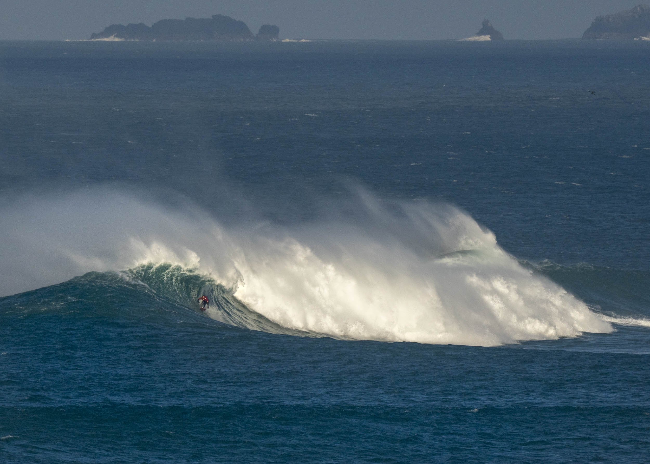Surfer Rob Fowlie - Cribbar reef, Cornwall. 15.01.25