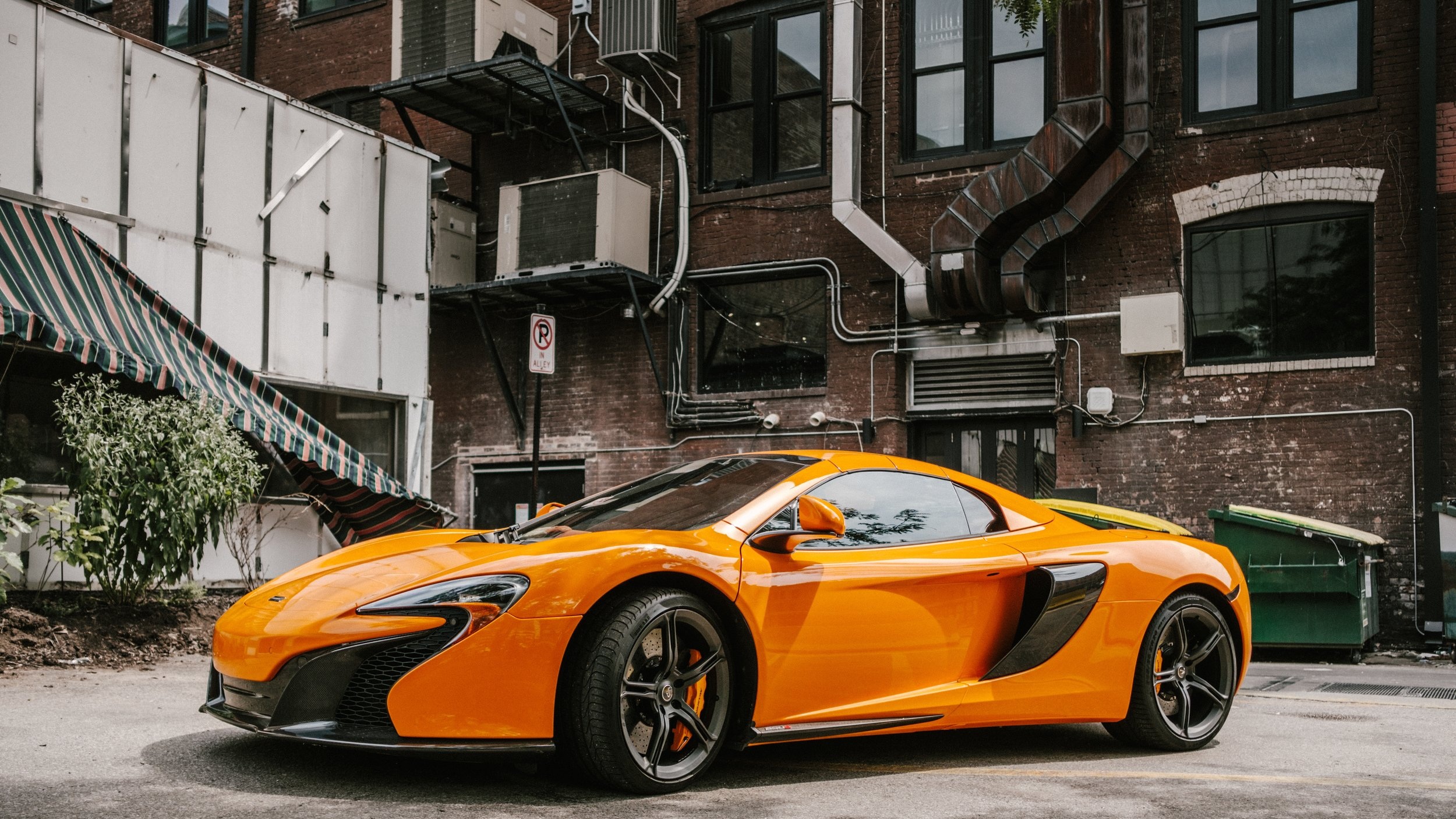 orange+mclaren+in+city.jpg