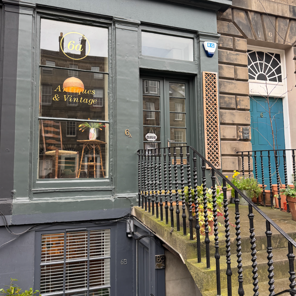Quaint streets and cafés in the Stockbridge neighborhood of Edinburgh, Scotland.