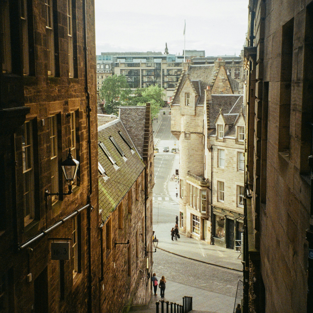 Crowds walking along the historic Royal Mile in Edinburgh’s Old Town with St Giles’ Cathedral in view.