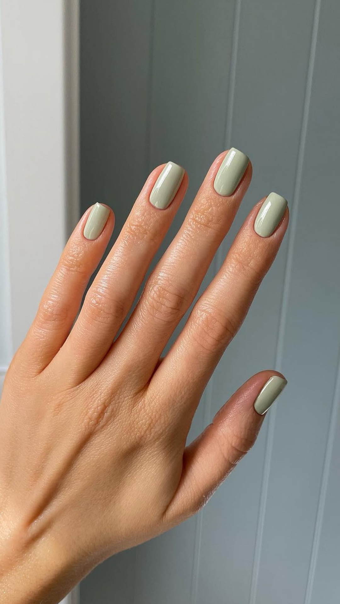 Jade minty green spring nails with minimalist design