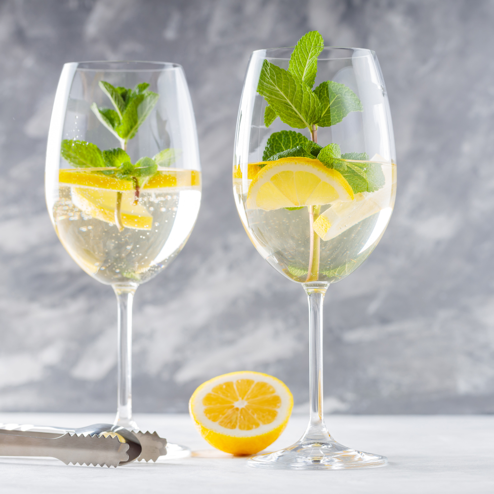 Elderflower and lemon sparkling mocktail garnished with fresh mint and lemon slices.