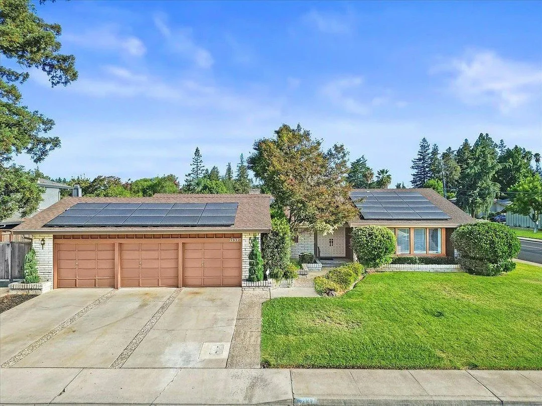 JUST LISTED 👉 Welcome to this Spacious River Heights Corner Lot with Pool &amp; 3-Car Garage!⁠
⁠
🏡 2137 Candlewood Place⁠
📍 Riverbank, CA⁠
💰 $725,000⁠
⁠
Situated on a desirable corner lot, this home is ideally located near Jacob Meyers Park, top-