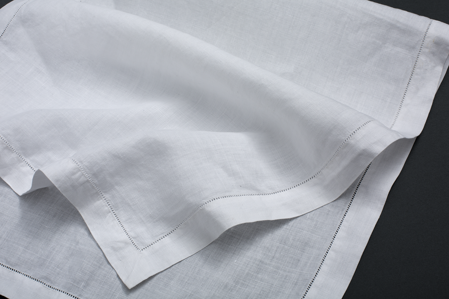 ANTIQUE LINEN TABLE RUNNER