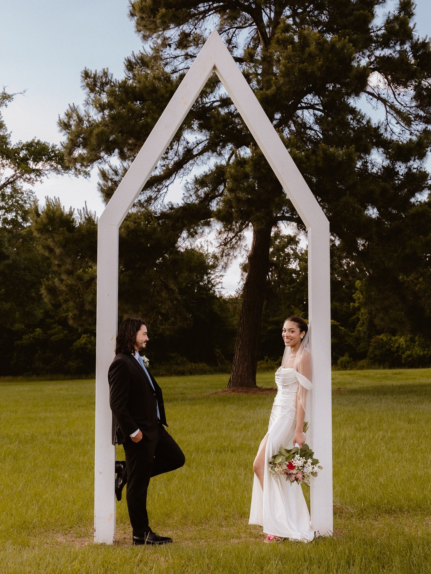 Wedding photos from @hannaharungwa &amp; @levi.arzac big day! 💕
Venue: @bluebird.haven.estates
DJ: @eventsproper
.
#bluebirdhavenestates #austinweddingphotographer