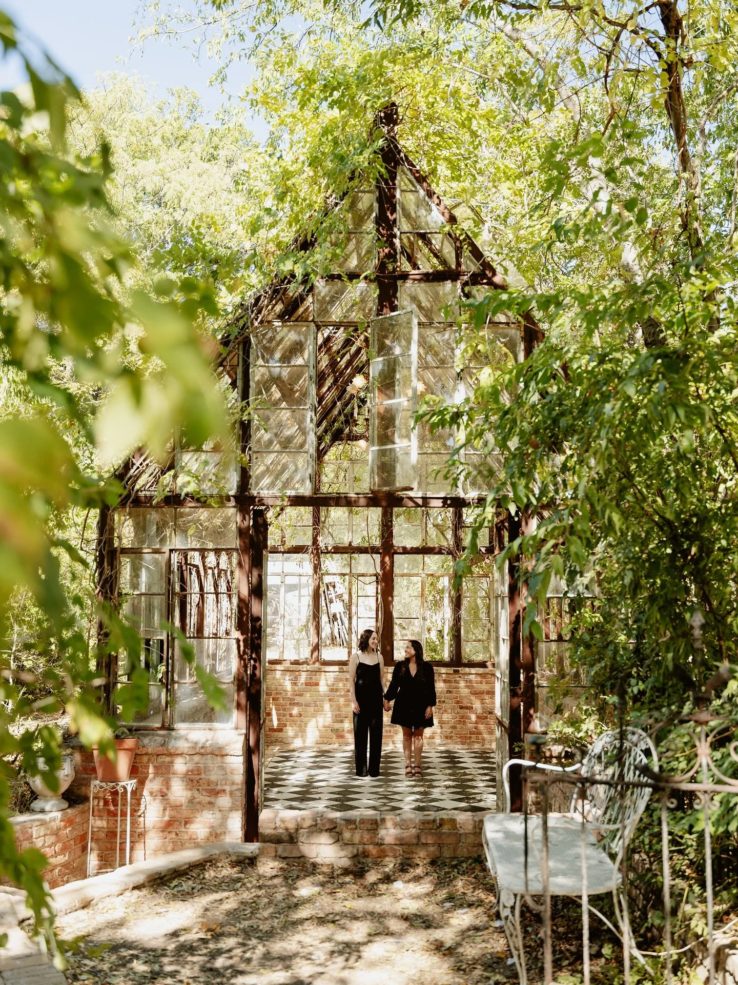 Love underneath the vines of nature, provided by @sekrittheater #sekrittheater #austinlgbtqphotographer #loveislove