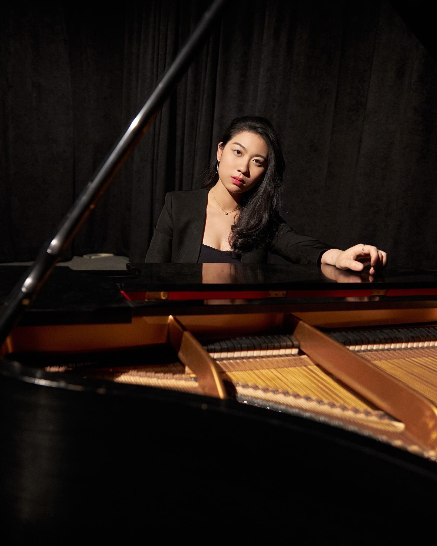 Born in Shenzhen, China, Luo-Wei showed great interest in music and began piano lessons at age five. She gave her debut recital in Hong Kong at age six. Winner of numerous competitions in China, Wei also claimed first prize in the 11th Chopin Interna