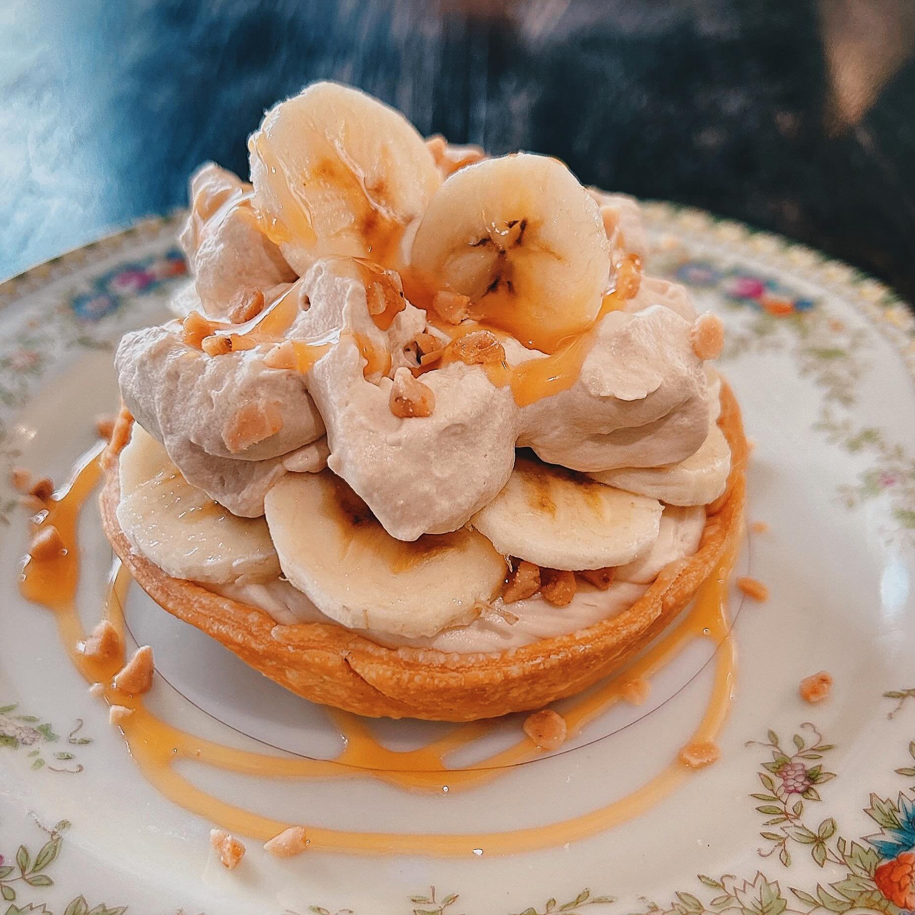 Dessert Du jour this weekend is our chef&rsquo;s Banofee Tart! 🥧

This delicious dessert is filled with fresh dulce de leche caramel, freshly whipped brown sugar cream filling!  Topped with crunchy toffee, fresh bananas and decadent espresso cream ?