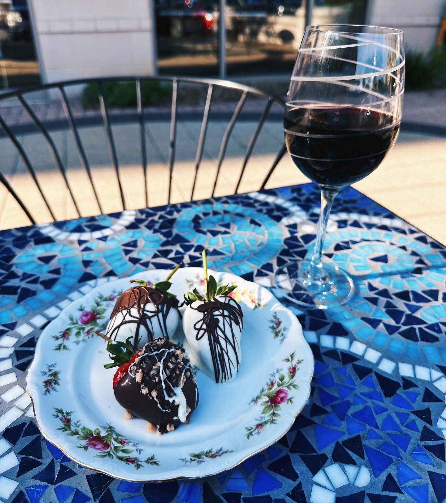 Dessert this weekend is our delectable gourmet chocolate strawberries 🍓&hearts;️

Come enjoy with this beautiful weather and come pair with our &lsquo;&rsquo;Sunspell&rsquo; Cabernet 🍷🍫

Available Th-S after 5pm! 

#DowntownArlingtonHeights #Desse