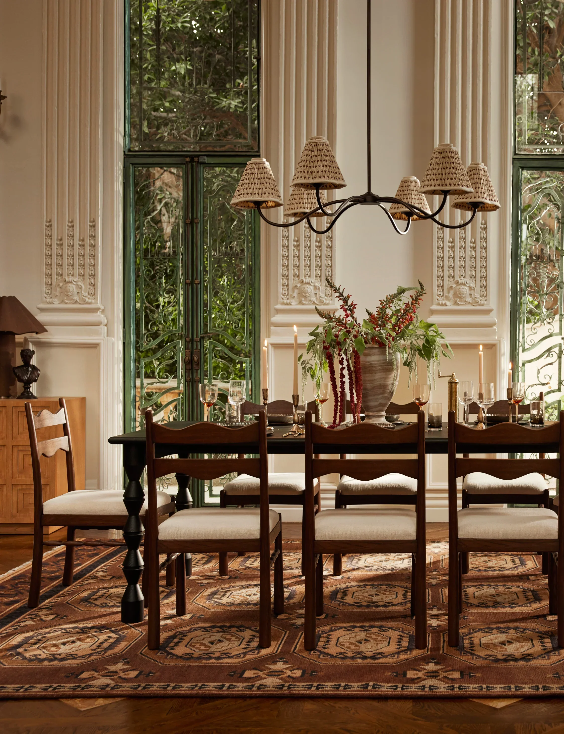 Lulu-and-Georgia_11_BallroomDiningRoom_1044-OFF_LIFESTYLE_site-cropped_Lifestyle.webp