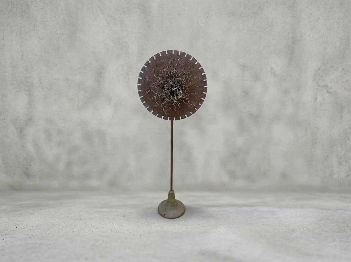 Firefly_Gemini Flash_I want to put this sculpture against this grey light concrete background 996173.jpg