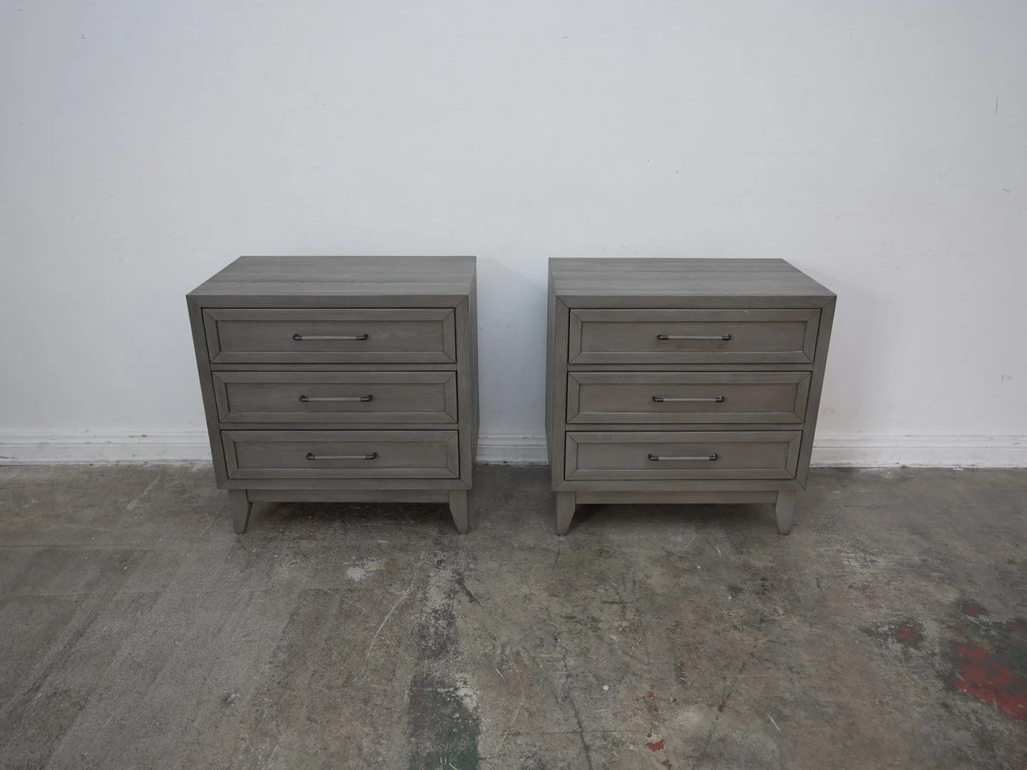 Set of 2 Riverside Furniture 3 Drawer Nightstand