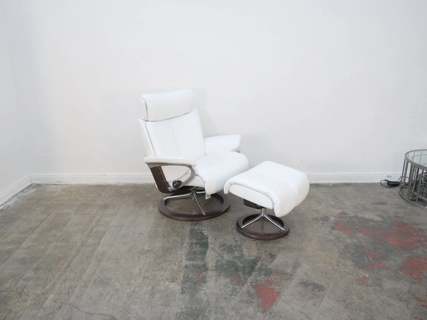 Ekornes Stressless Magic Recliner Chair w/ Ottoman