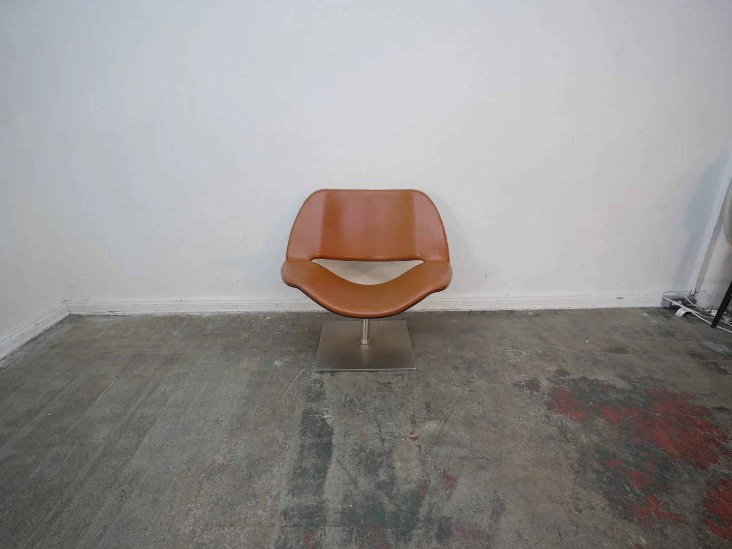 Dema Lip Style Leather Swivel Chair As-Is