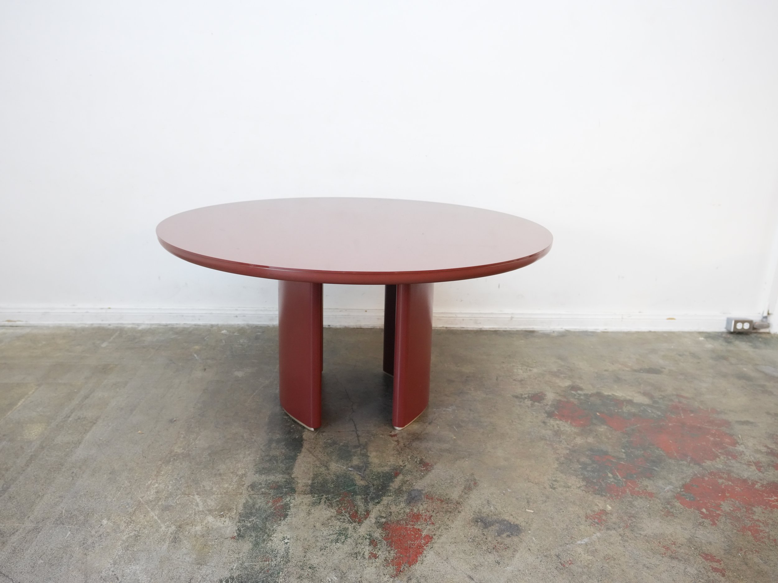 Caracole Tobie Round Dining Table - Rouge