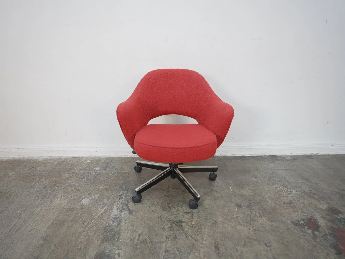 Knoll Saarinen Executive Swivel Armchair 5 Star Base Red Boucle