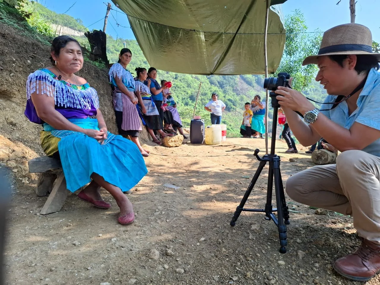 Grabando una mujer Testimonia de la fiesta.jpeg