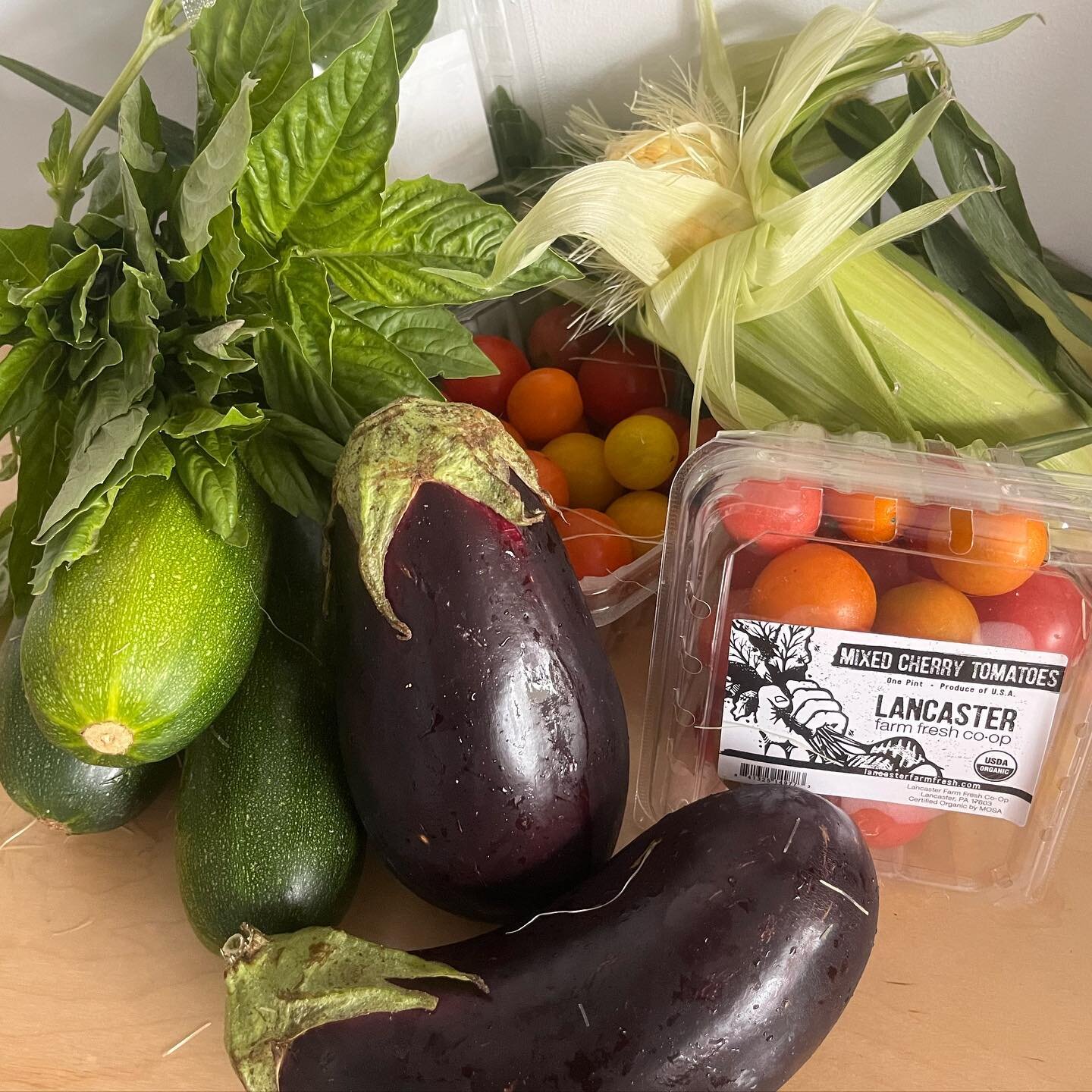 41 boxes of friendly CSA went out yesterday!
We are excited for our friends inside to be able to try all of summers bounty. Cucumbers zucchini corn cherry tomatoes fresh basil eggplant and some special options such as rice and olives!
🫒 🌽 🍆 🍅 🥒 