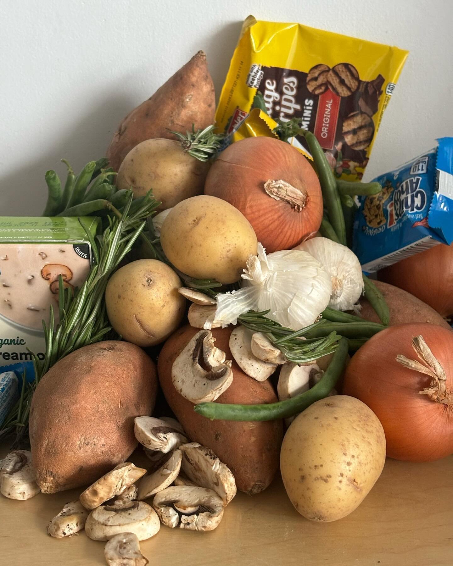 November and December CSA packages went out today !!!! 
We sent out sweet potatoes, fingerling potatoes, onions, green beans, garlic , rosemary , cream of mushroom soup, crispy onions, Mac n cheese , and COOKIES!!

The reason we sent out our November