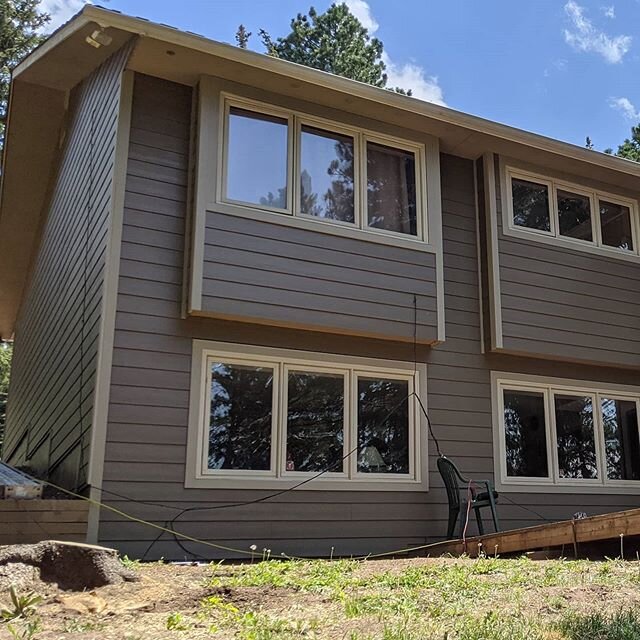 Have we mentioned we LOVE working in the mountains? These #evergreencolorado homeowners choose #JamesHardie siding and #Pella windows and doors for their Exterior Upgrade. 
Now is the BEST time to save on #JamesHardie siding &amp; #Pella windows. Ask