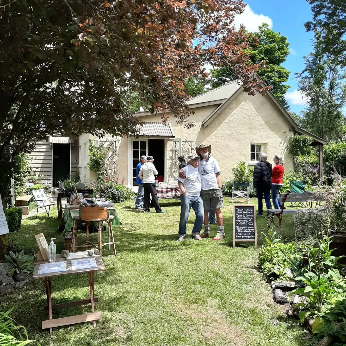 A great day out at the Batchelor's Native Bush open day! There were tours of the native revegetation projects all day and the garden at Alma cottage was looking stunning too! 🌿🌿