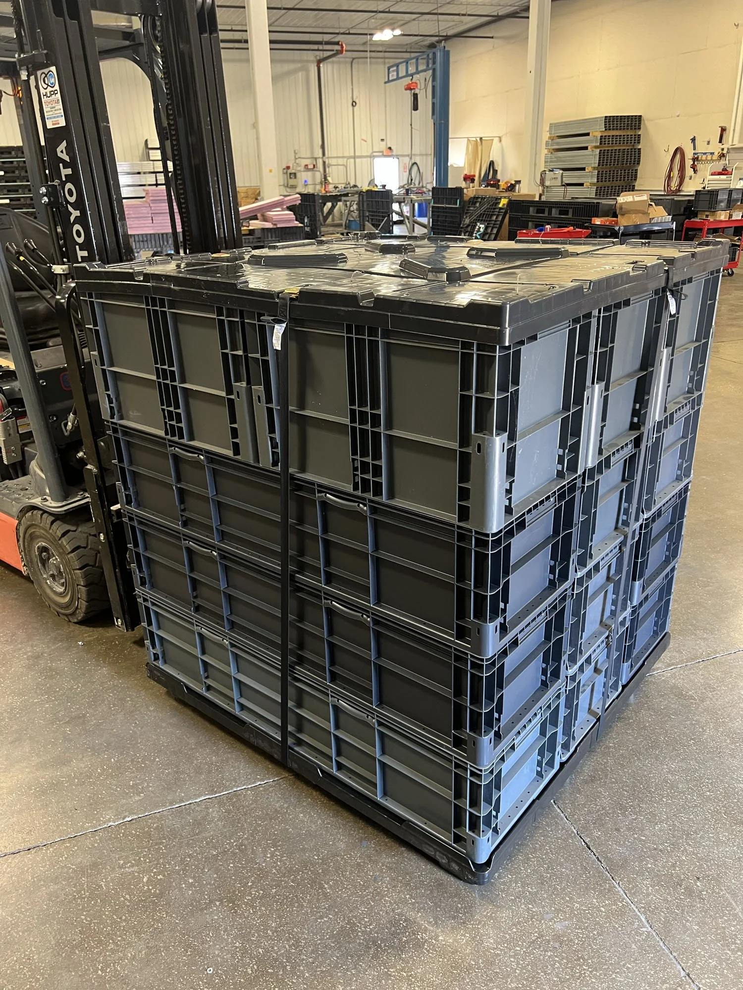straight-wall-tote-with-seat-belt-pallet-and-lid.jpg