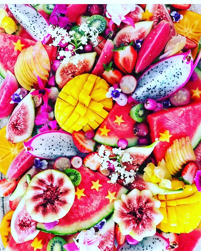 Natural beauty! Our kind of joyful conference break snack 🥳
.
.
#fruit #conference #break #naturalbeauty #joy