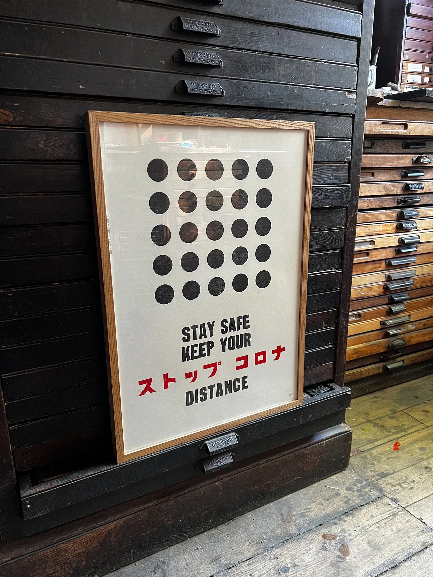 STAY SAFE KEEP YOUR DISTANCE (ストップ　コロナ)  25 DOTS