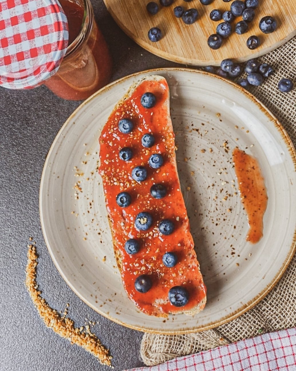 Unser MARRIEBERRY 🍓 Selbstgemachtes Sauerteigbrot mit feinster Butter, selbstgemachter Erdbeermarmelade mit knackigen Blaubeeren und Krokant - das perfekte s&uuml;&szlig;e Fr&uuml;hst&uuml;ck. #erdbeere #erdbeeren #fr&uuml;hst&uuml;ck #fr&uuml;hst&u