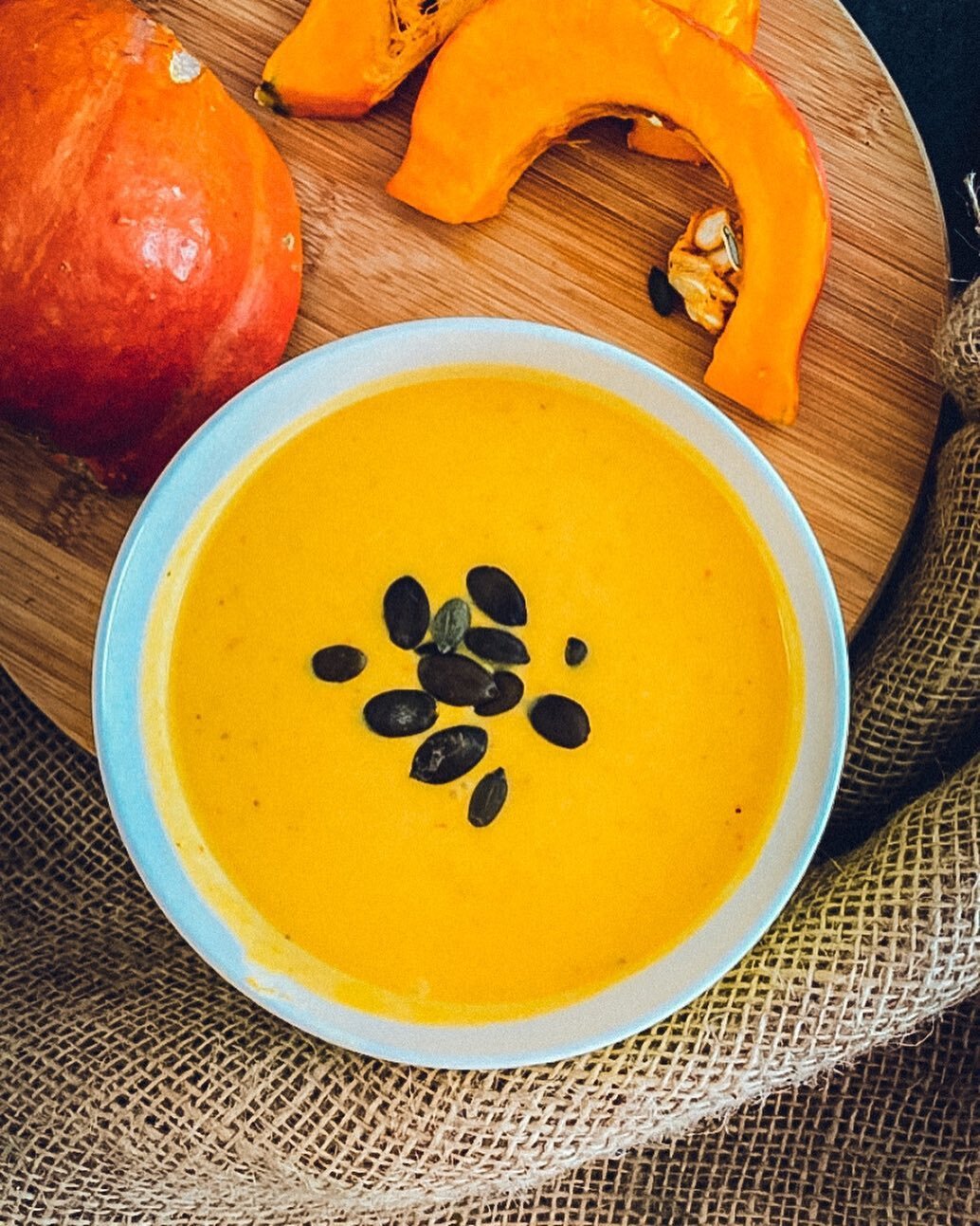 Ab morgen haben wir unsere VEGANE K&Uuml;RBISSUPPE f&uuml;r euch 🧡 leckerer K&uuml;rbis, frische Kartoffeln und Kokosmilch machen unsere Suppe zu (d)einem perfekten Mittagessen ! 🥣 dazu ein frisches St&uuml;ck von unserem selbstgemachten Brot. Die 