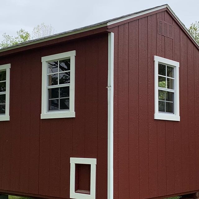 The chicken coop has arrived!! We&rsquo;ve got a few things to do before it&rsquo;s ready for the chickens but it&rsquo;s here and we&rsquo;re movin&rsquo; along! 🥚 🐣 🐥 🐓 .
.
.

#dryrunfarm #dryrunapiary #dryrunhoneycompany #marylandfarms #mdfarm