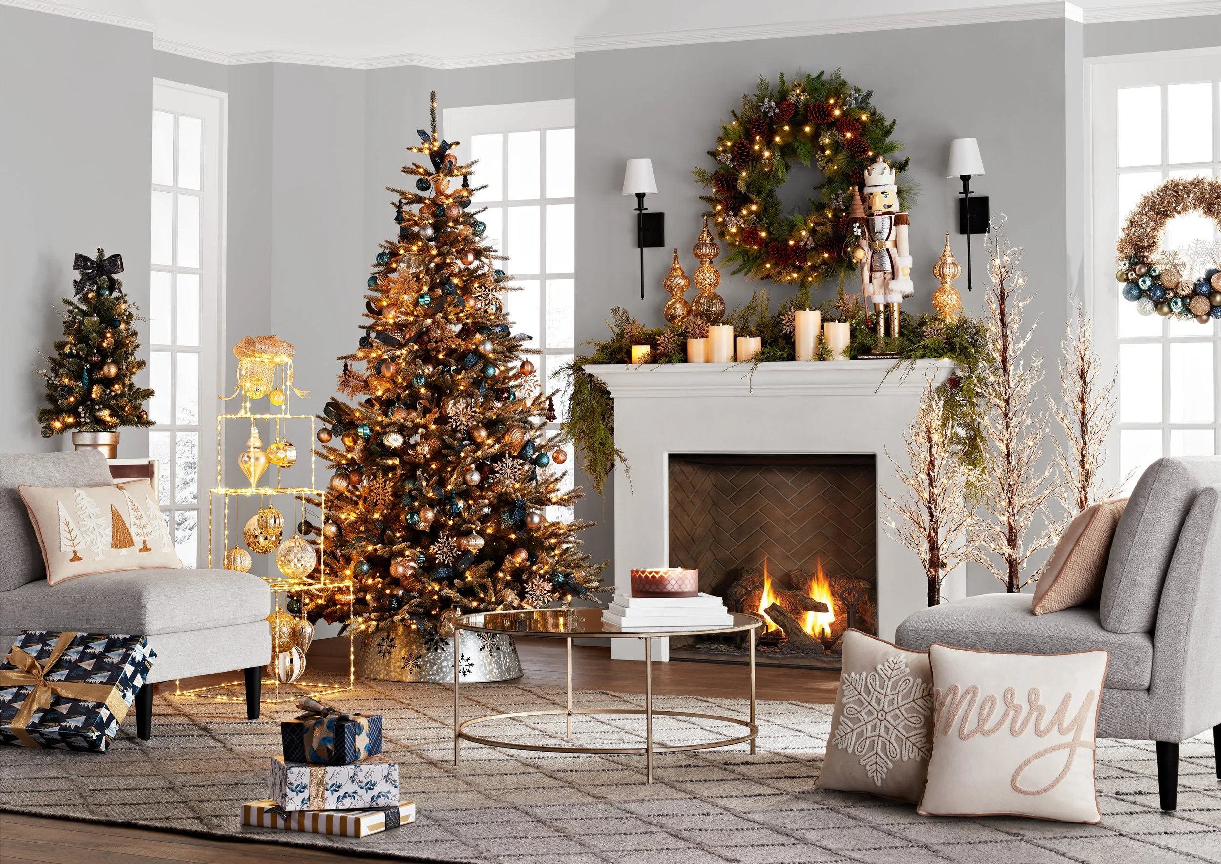 Holiday_indoor_vignette_winter_lights_2023.jpg