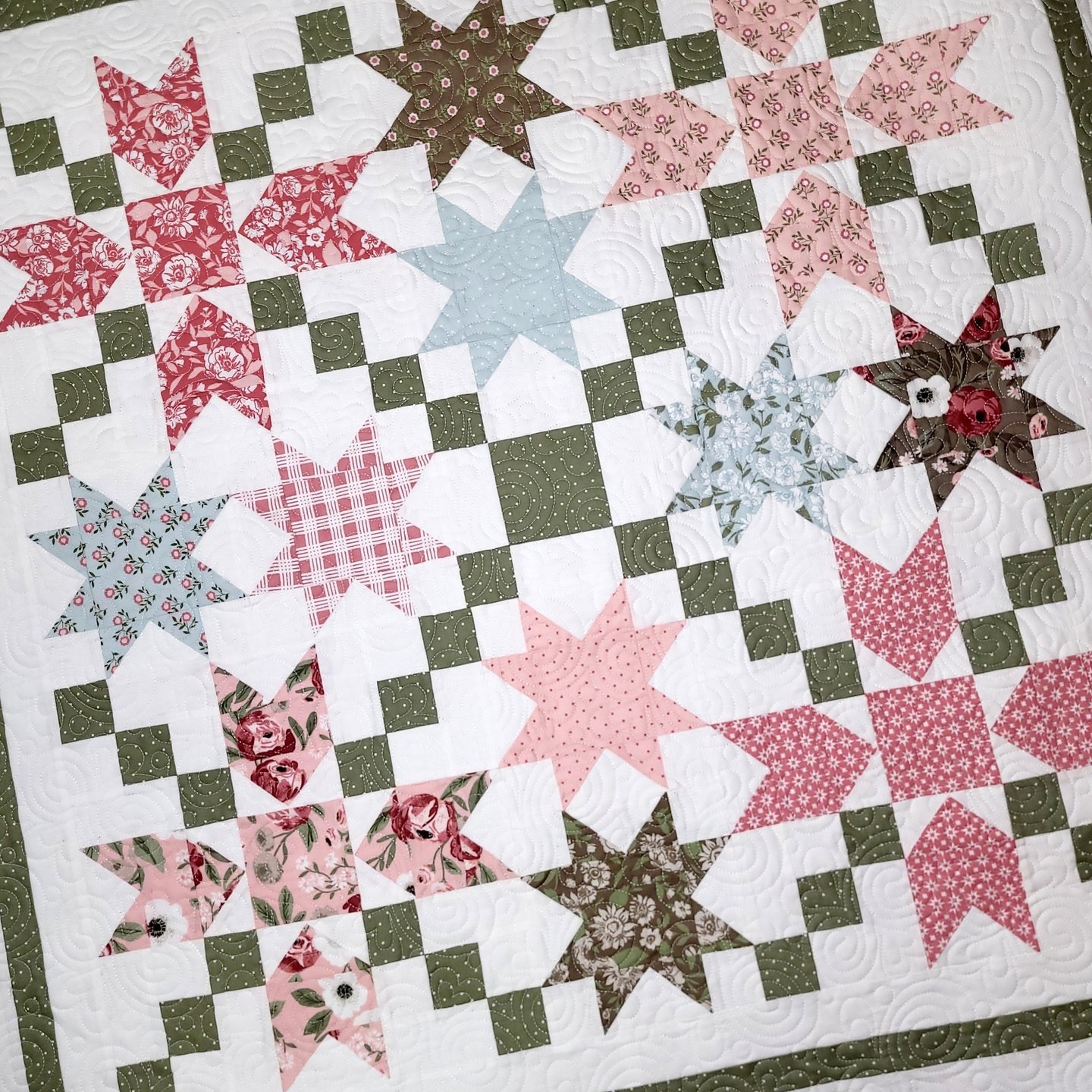 This quilt is so sweet!

Lisa used a @sewsamplerbox to make it and it's adorable!

Maker: Lisa
Quilt: Dulce with fabric from @lellaboutique
Pantograph: Sweet Marmalade

#pieceofhomequilts #pohquilts #glidethread #computerizedquilting #apqsfreddie #ap