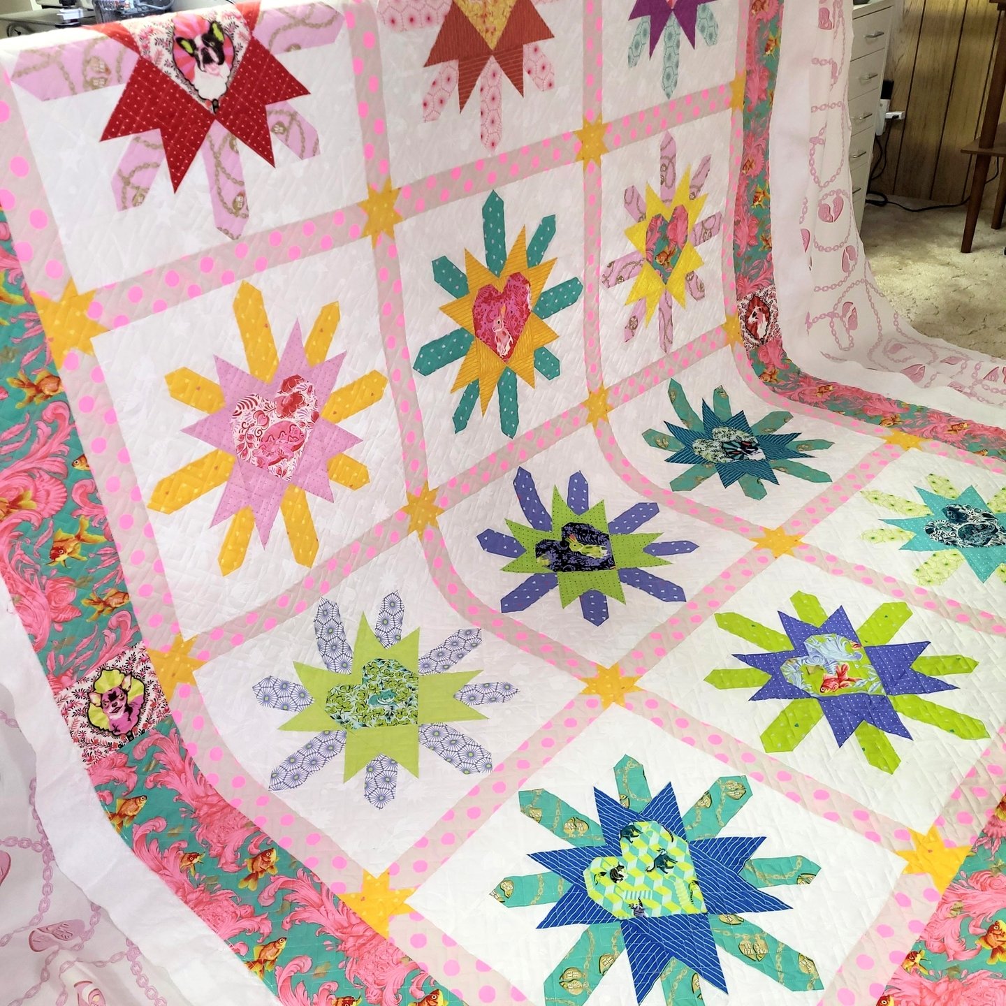 This quilt brought an explosion of color - perfect for spring!

Lisa masterfully pieced this @tulapink quilt featuring Besties fabric and fussy-cut animals!!

It's an amazing quilt!

For the quilting, Lisa chose Two Simple, which was the perfect subt