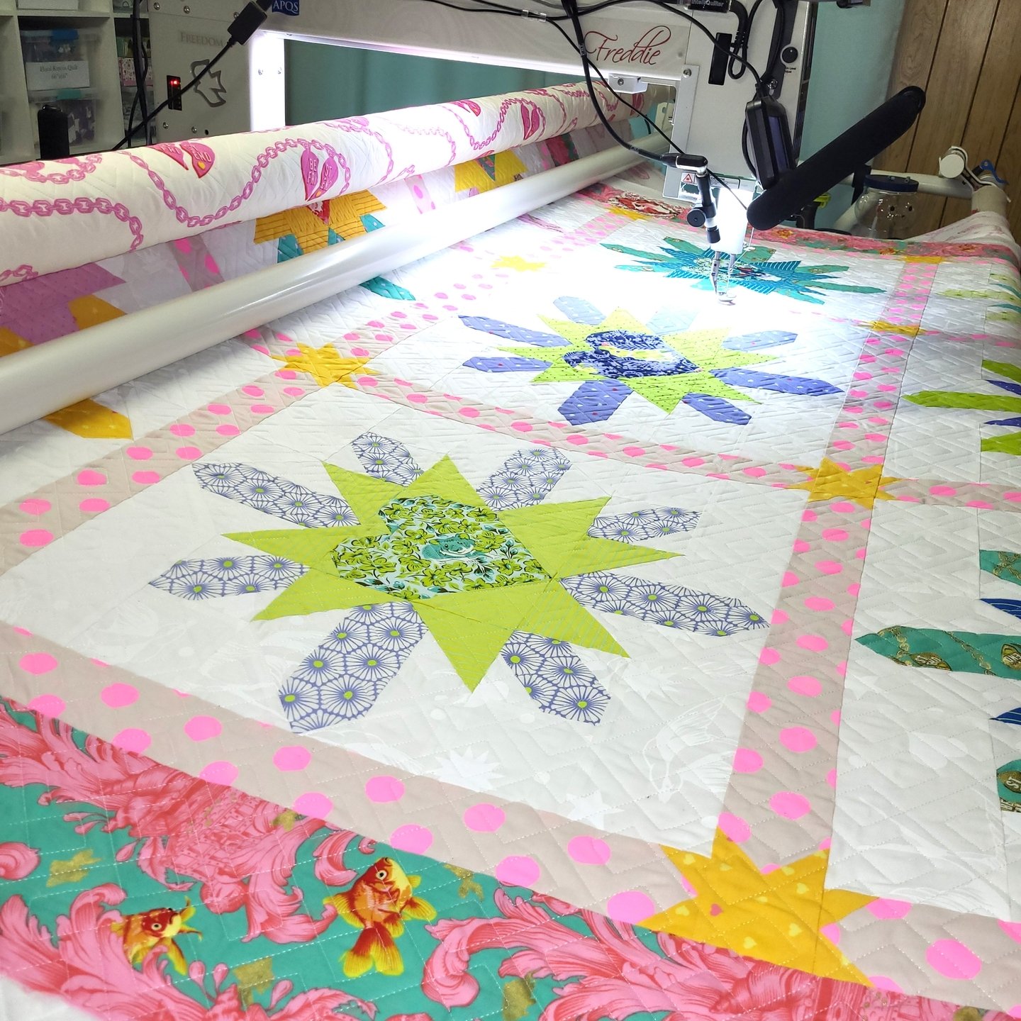 It's Freddie Friday!! 🎉🎉

It feels like it's been awhile since I've featured a true Freddie Friday, but this one is the perfect way to jump back in!

Lisa pieced this gorgeous quilt and it just glows!! There are some neon inks and some metallic thr