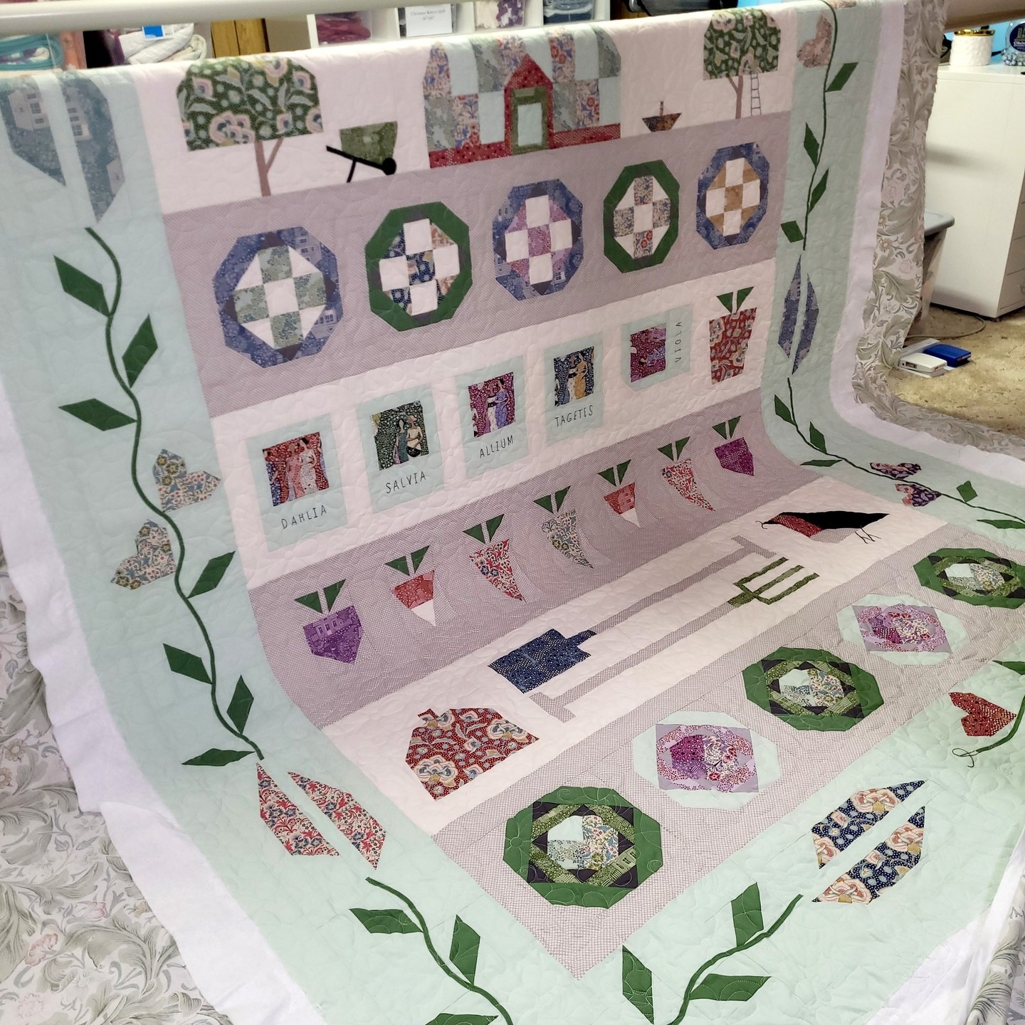 Lisa sent me a gorgeous garden to quilt!

It's FILLED with hand-embroidered accents, and appliqu&eacute; elements!

Lisa chose Busy Bees for the quilting, which adds adorable flowers and bees to her quilt!

Quilt: Kitchen Garden by Nicola Dodd @nicol