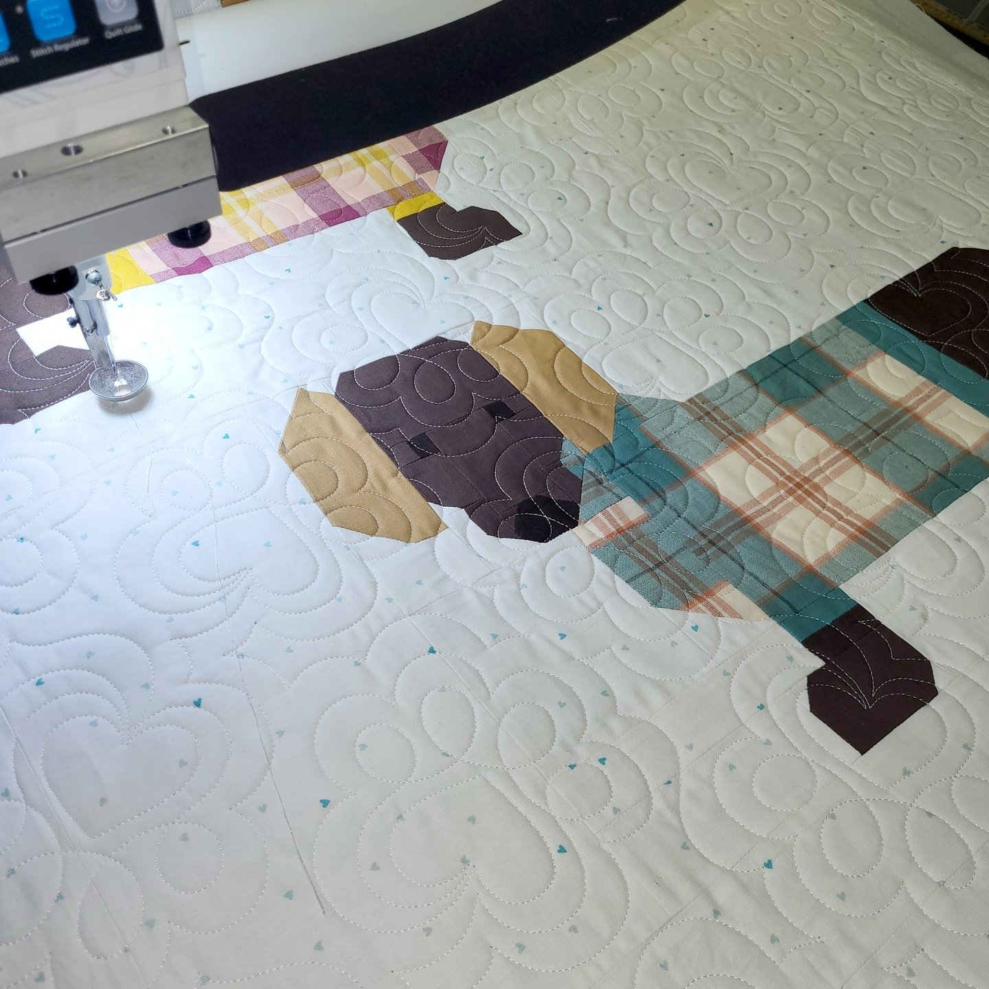 These little doggies in flannel shirts are so so cute!!

I couldn't wait to see Jessica's quilt when I found out that it was a Dogs in Sweaters quilt! It did not disappoint!

For the quilting, Jessica chose Loving Paws, which is just perfect for this