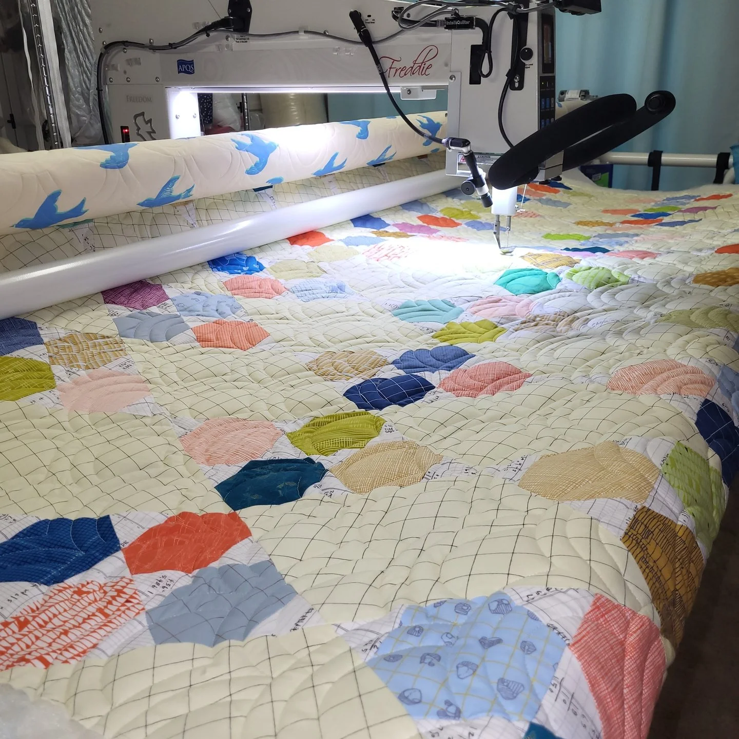 Sarah dropped off this hexy quilt for me to quilt for her and let me give her some suggestions for pantographs! We decided on Rolling Hills and it works perfectly on her quilt!!

This quilts is stunning and huge and I loved every minute of getting to