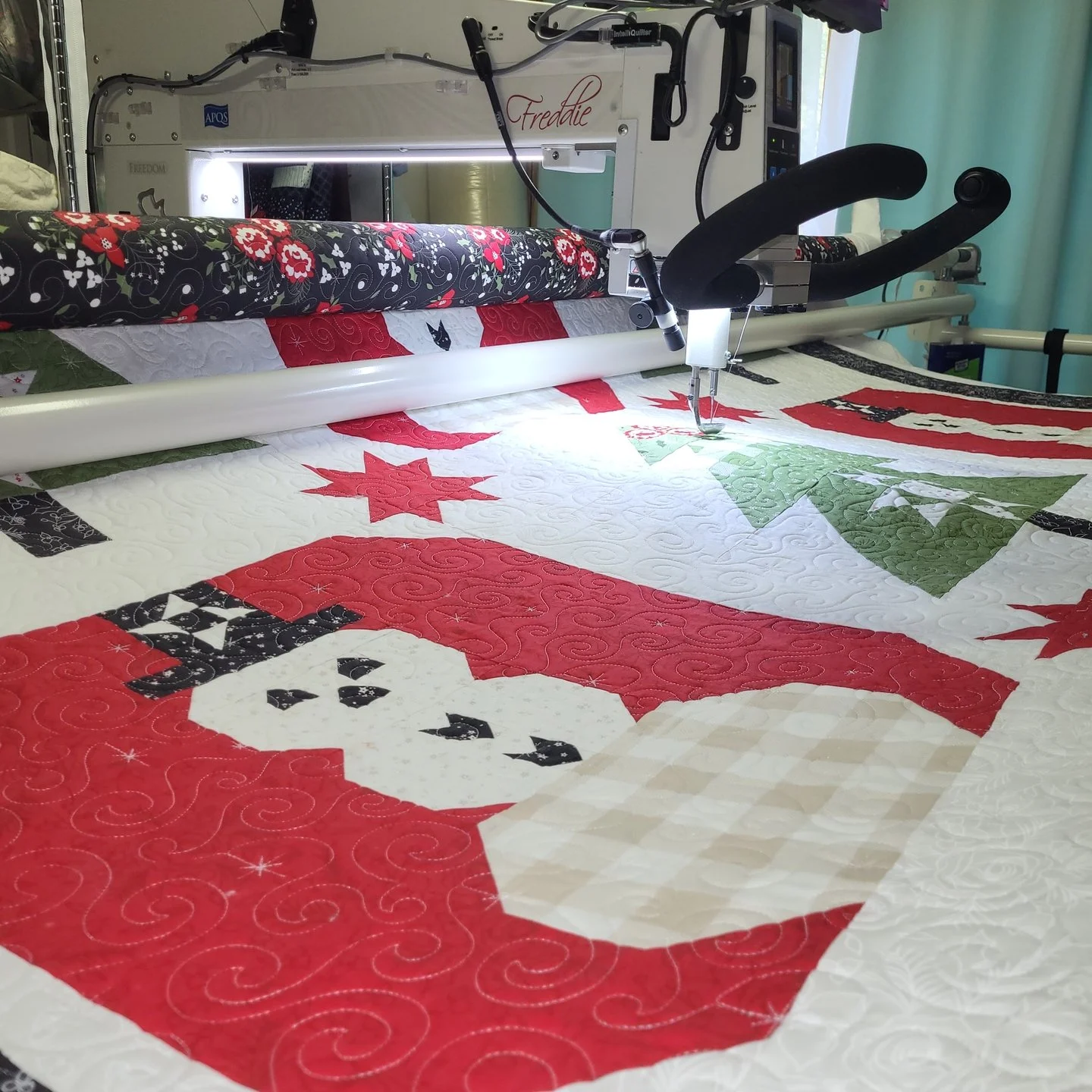 I may have watched a Christmas movie just before I typed this caption! 😂 

While Bing Crosby's &quot;It's Beginning to Look a Lot Like Christmas&quot; plays in my head, I'm admiring Janet's amazing Christmas quilt!!

I love the classic color palette