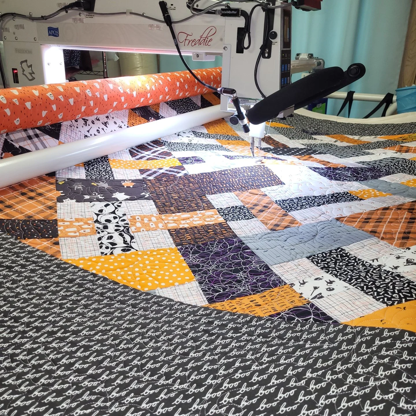 It&rsquo;s Freddie Friday!! 🎉🎉🎃👻

Melanie sent in this amazing Halloween quilt last month, and I quilted it as fast as I could (while still making sure it looked amazing!) so she could enjoy it this spooky season! 🧡🖤

I always try to build a li