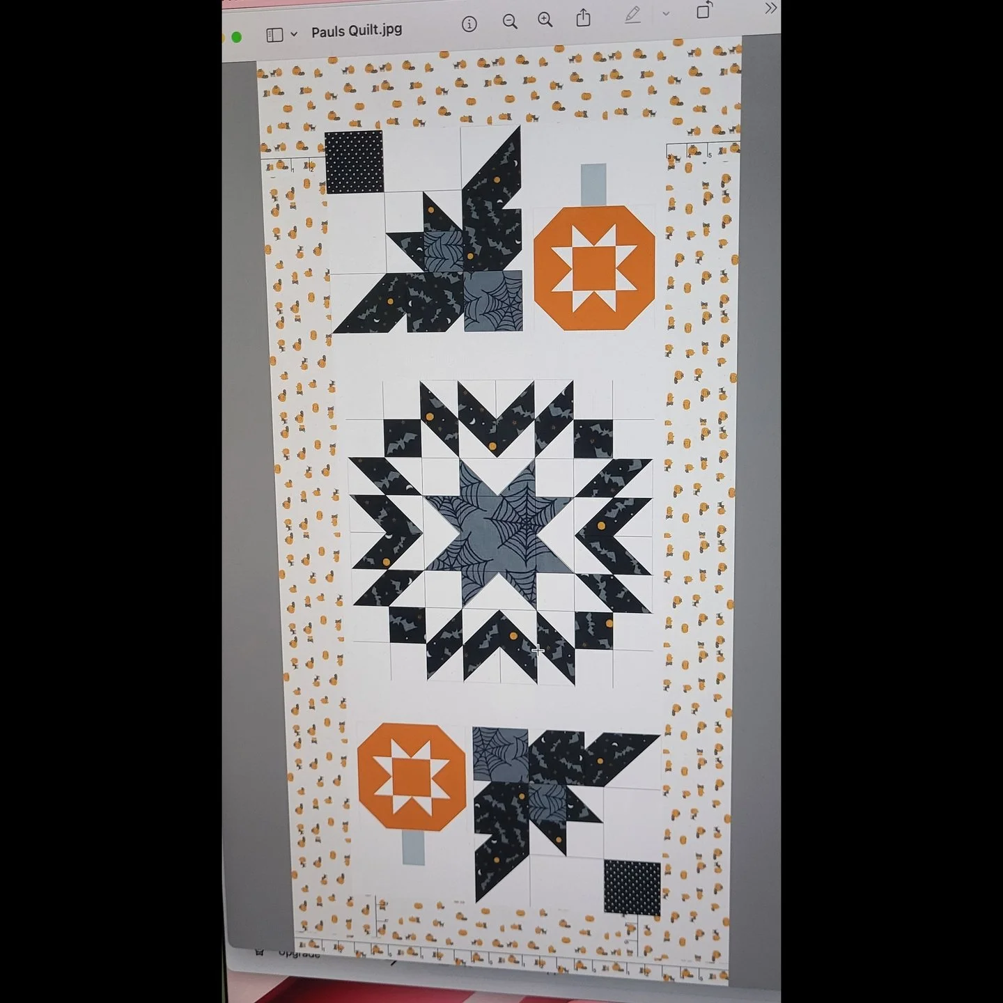 This quilt was commissioned by a friend of mine and I had so much fun dreaming it up, pulling the perfect fabrics, and seeing it come to life!

This is an adaptation of the Bats and Boos quilt from a @fatquartershop quilt along a few years back. I re