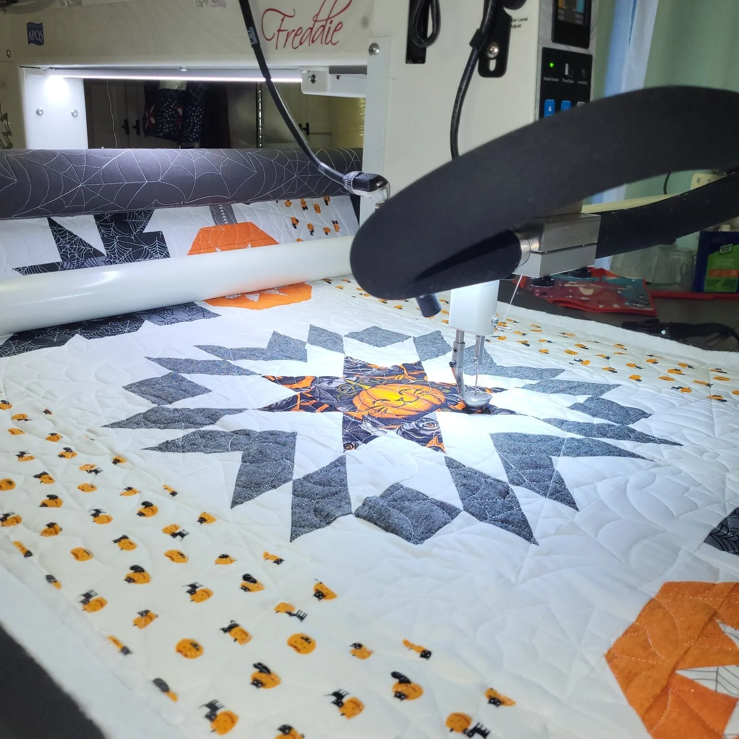 It's Freddie Friday!! 🎉🎉

I was commissioned recently to make a custom Halloween wall quilt for a friend and it was so much fun to make! The theme was cats and Halloween and I pulled some of my favorite and hoarded Halloween fabrics for this one an