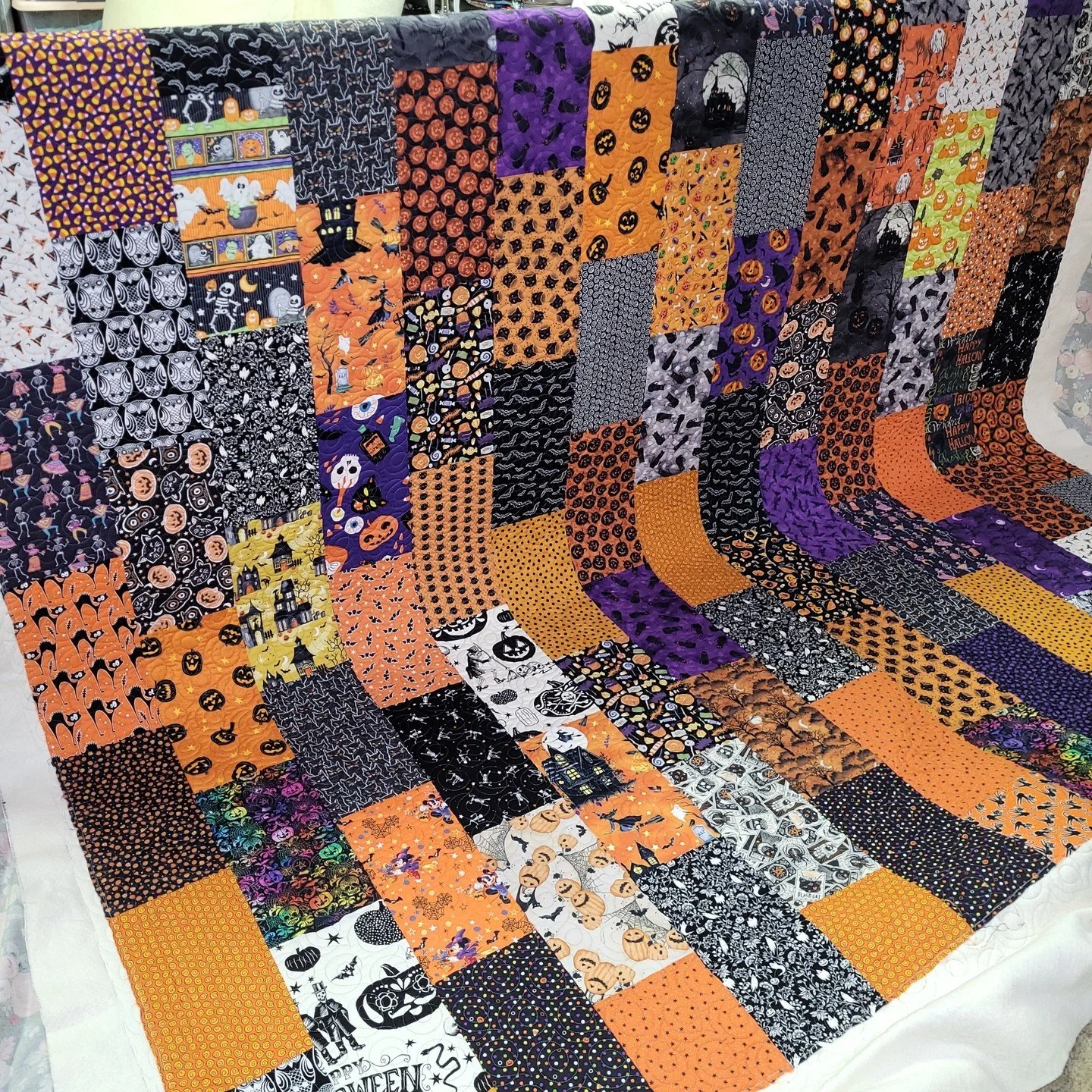 Do a slow scroll through this one! 📸

In this month's newsletter - coming Friday - I'm talking all about thread color choices! I started writing it before this quilt came my way, but this is a good example to talk about!

This month, I'm discussing 