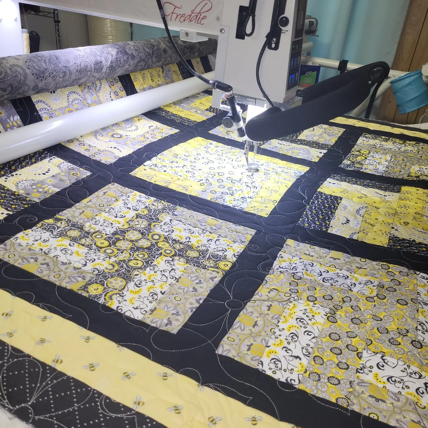 It's Freddie Friday!! 🎉🎉

Christine dropped off this quilt for me to quilt for her and she let me pick the pantograph and thread color, which is always exciting for me!

I based my choices on the color palette and theme of the quilt, choosing a lig